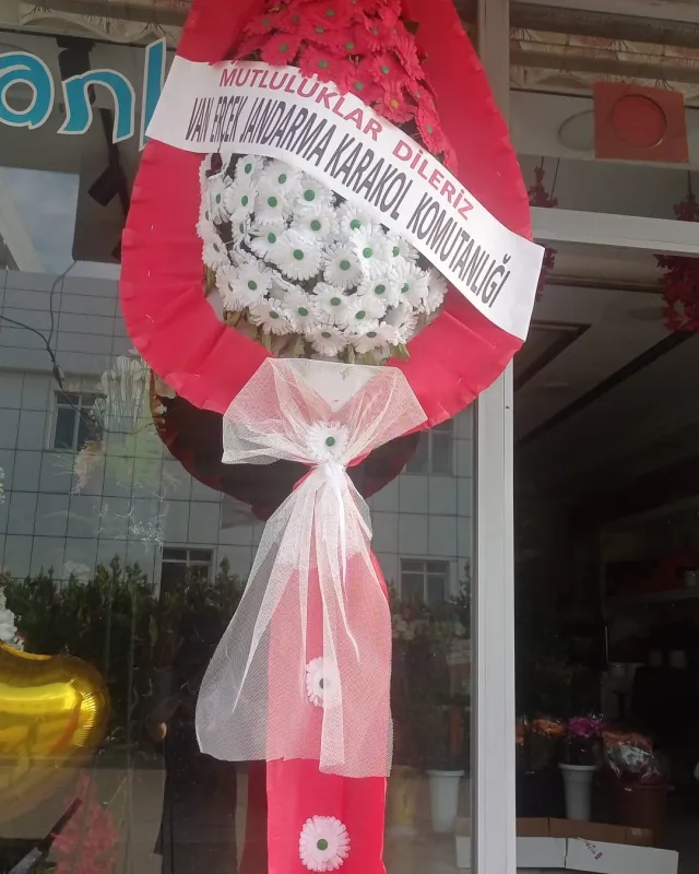 Kırmızı Çerçeveli Beyaz Gerbera Ayaklı Sepet - Malatya Çiçekçi By Soydan