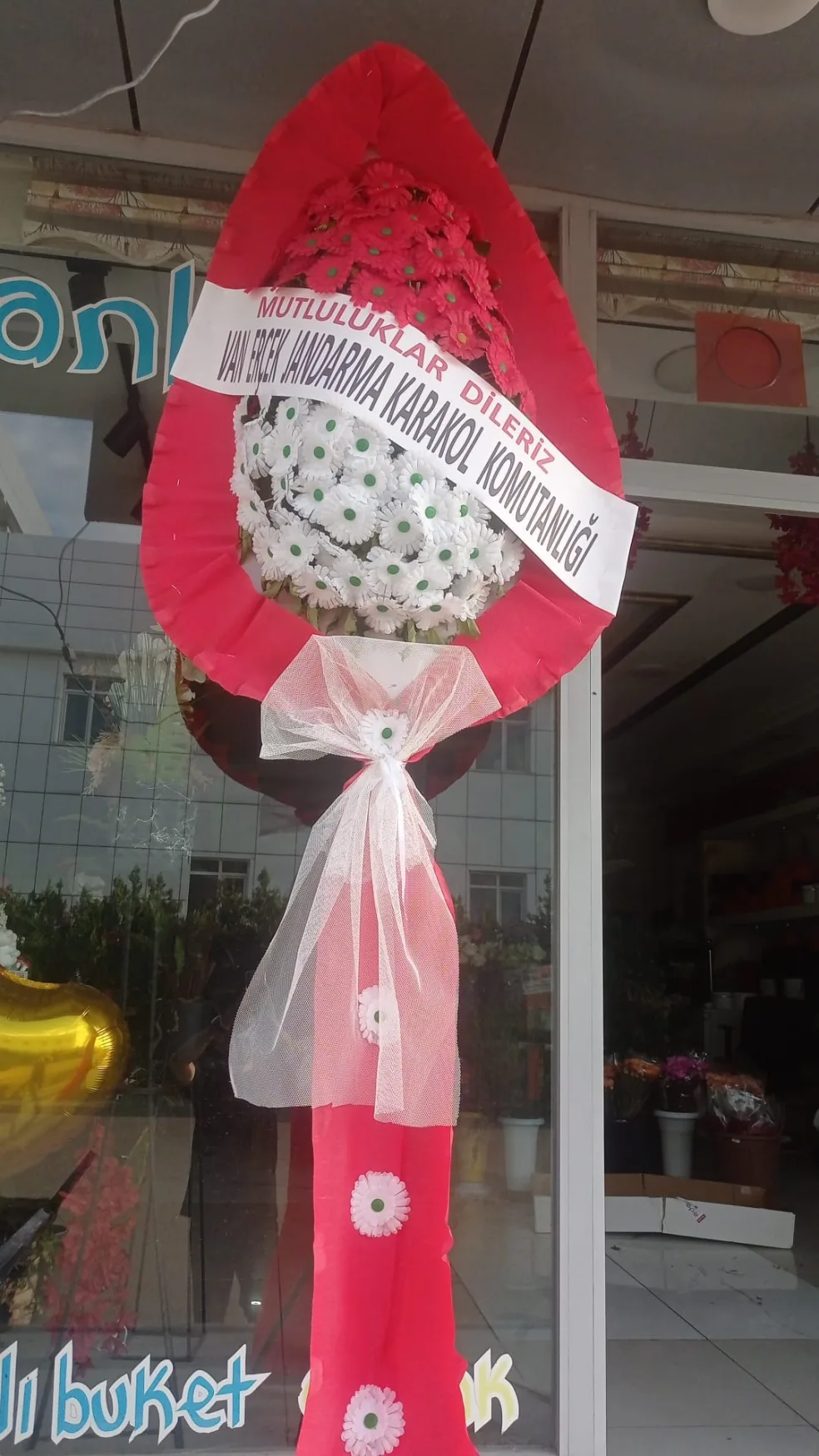 Kırmızı Çerçeveli Beyaz Gerbera Ayaklı Sepet - Malatya Çiçekçi By Soydan