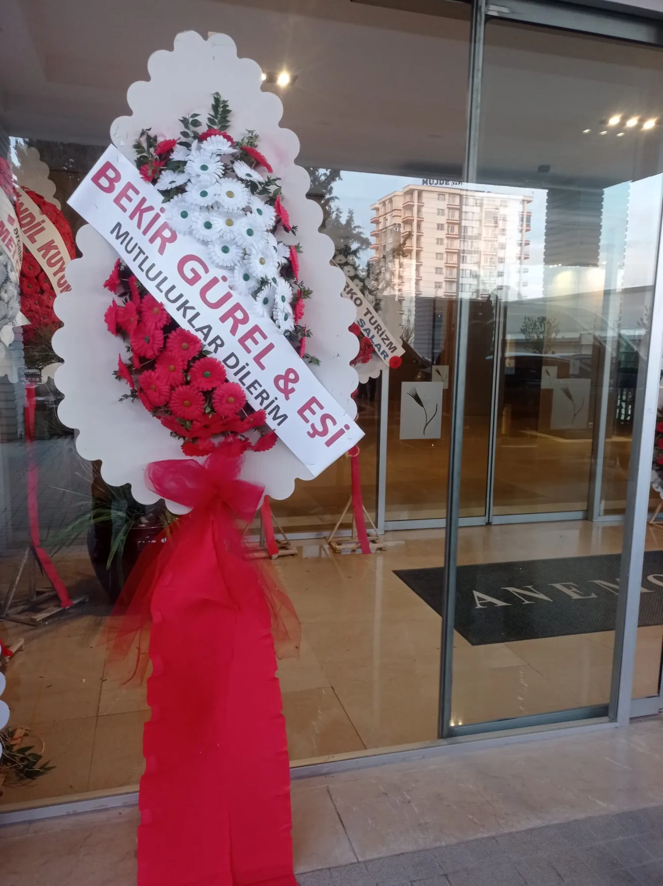 Kırmızı Tüllü Gerbera Ayaklı Sepet - Malatya Çiçekçi By Soydan