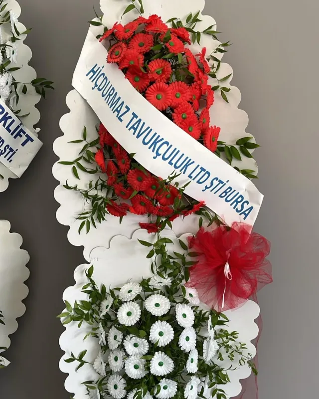 İki Katlı Kırmızı Beyaz Gerbera Ayaklı Sepet - Malatya Çiçekçi By Soydan
