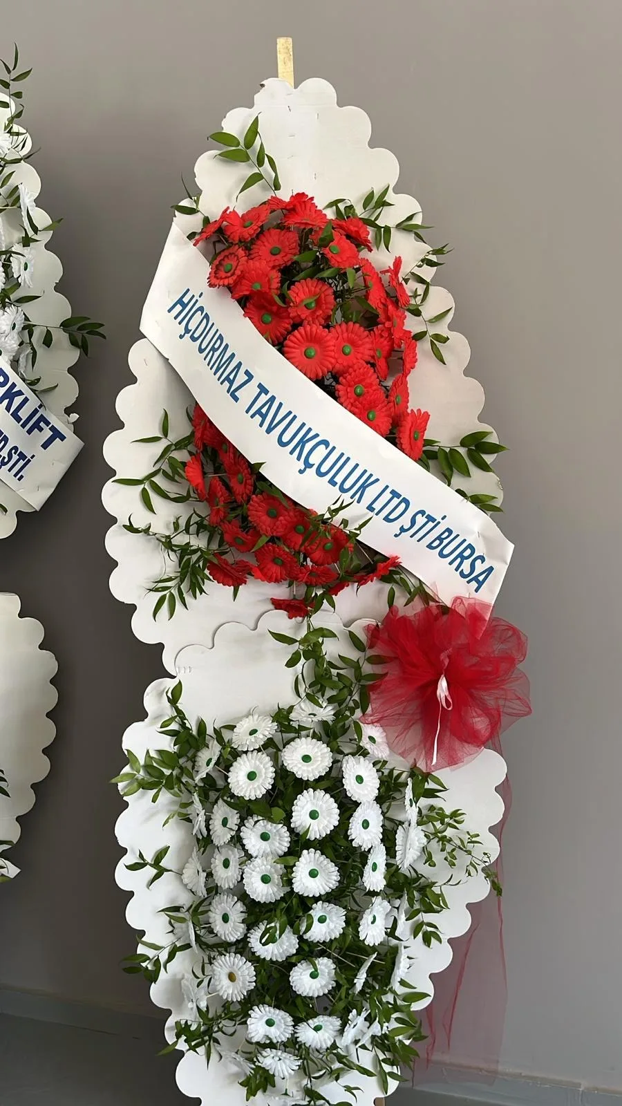 İki Katlı Kırmızı Beyaz Gerbera Ayaklı Sepet - Malatya Çiçekçi By Soydan