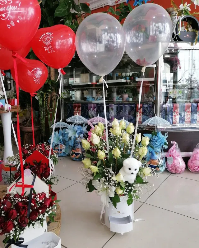 Balonlu Beyaz Gül ve Ayıcık Aranjmanı - Malatya Çiçekçi By Soydan