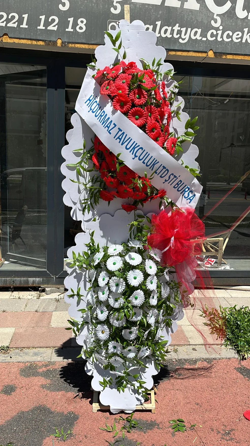 İki Katlı Kırmızı Beyaz Gerbera Ayaklı Sepet - Malatya Çiçekçi By Soydan (2)