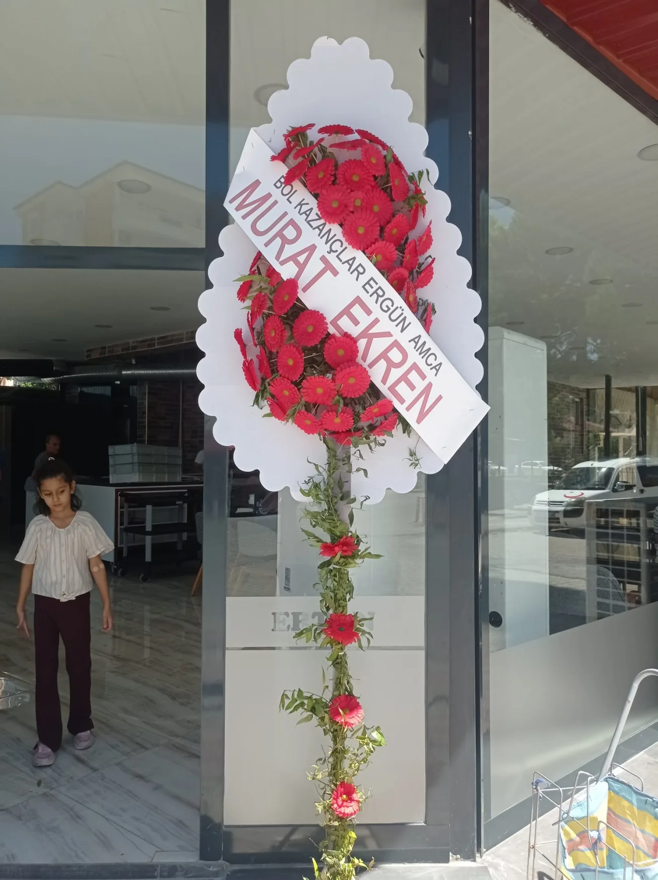 Yeşil Gövdeli Kırmızı Gerbera Ayaklı Sepet - Malatya Çiçekçi By Soydan