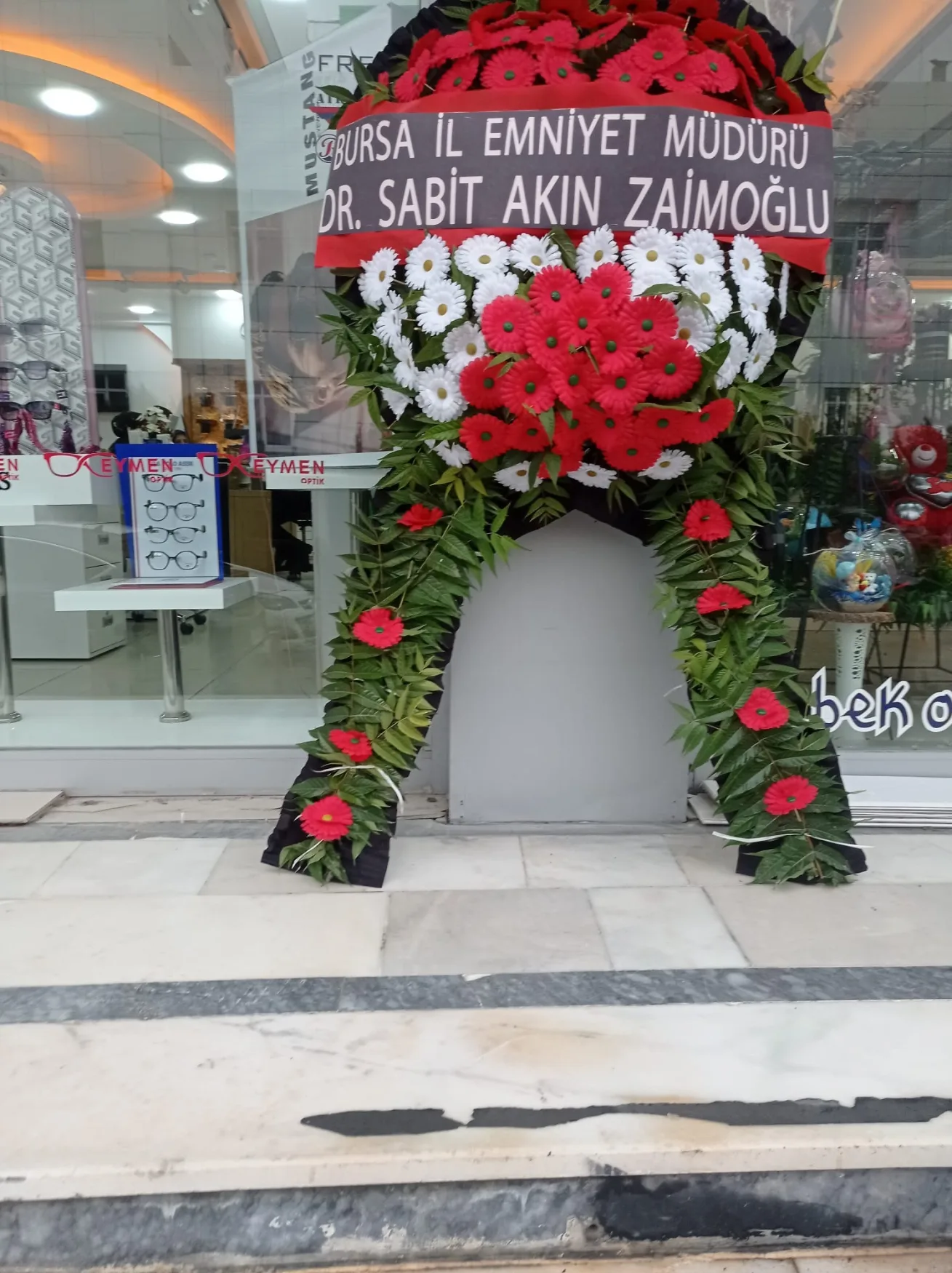 Kırmızı Beyaz Gerbera Ayaklı Çelenk - Malatya Çiçekçi By Soydan (4)