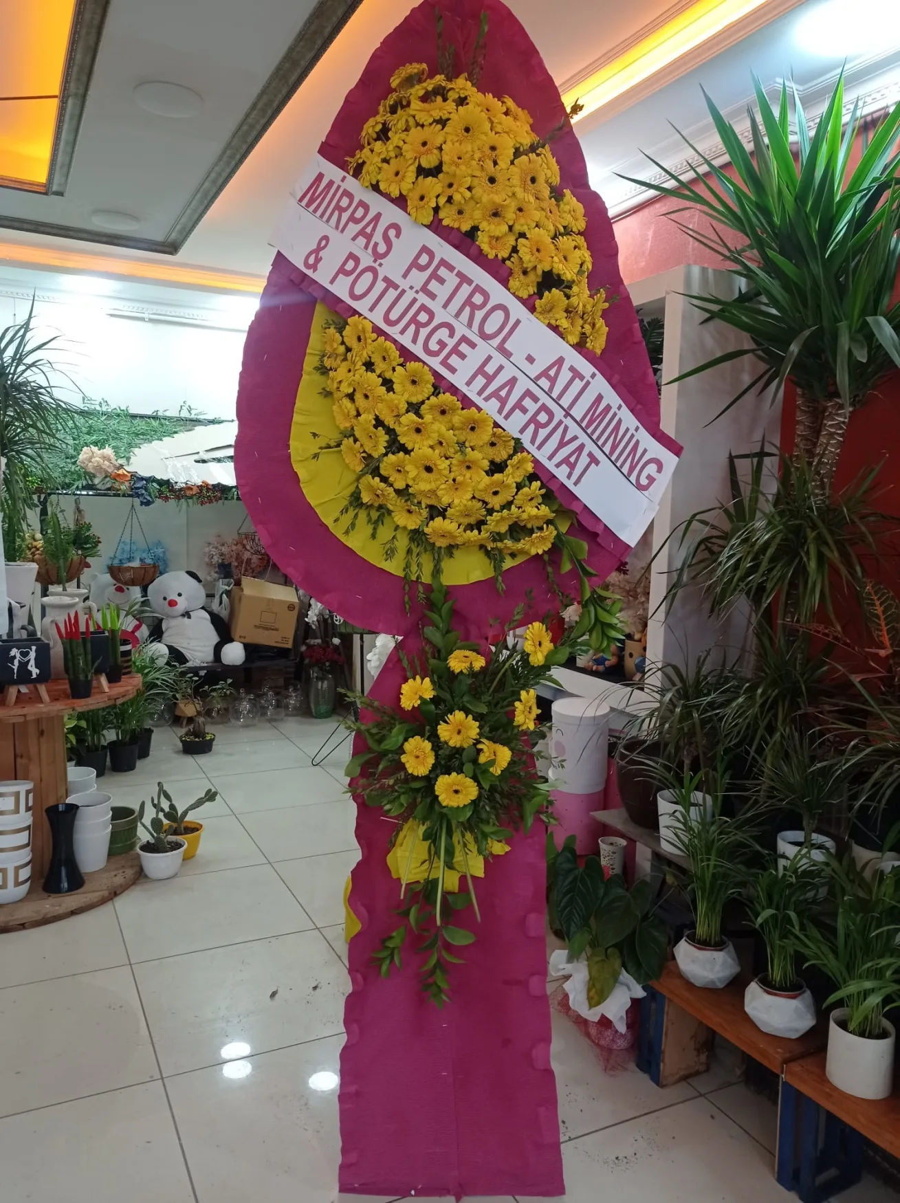 Sarı Gerbera Pembe Çerçeveli Ayaklı Sepet - Malatya Çiçekçi By Soydan (3)