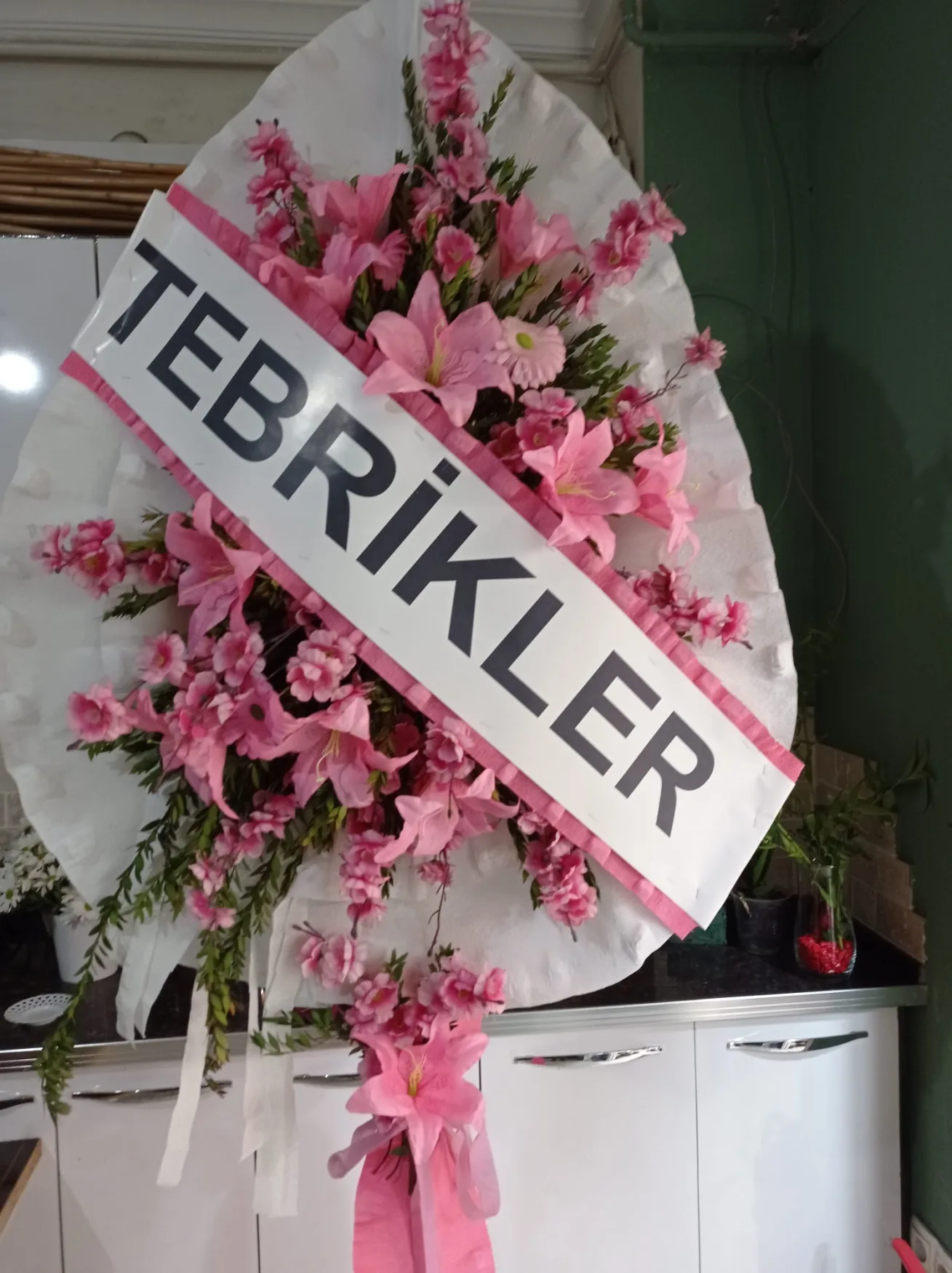 Pembe Lilyumlu Tebrikler Ayaklı Sepeti - Malatya Çiçekçi By Soydan (2)