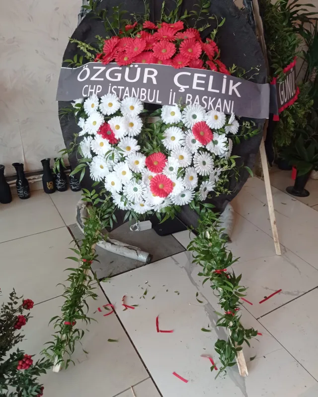Siyah Çerçeveli Beyaz Gerbera Çelenk - Malatya Çiçekçi By Soydan