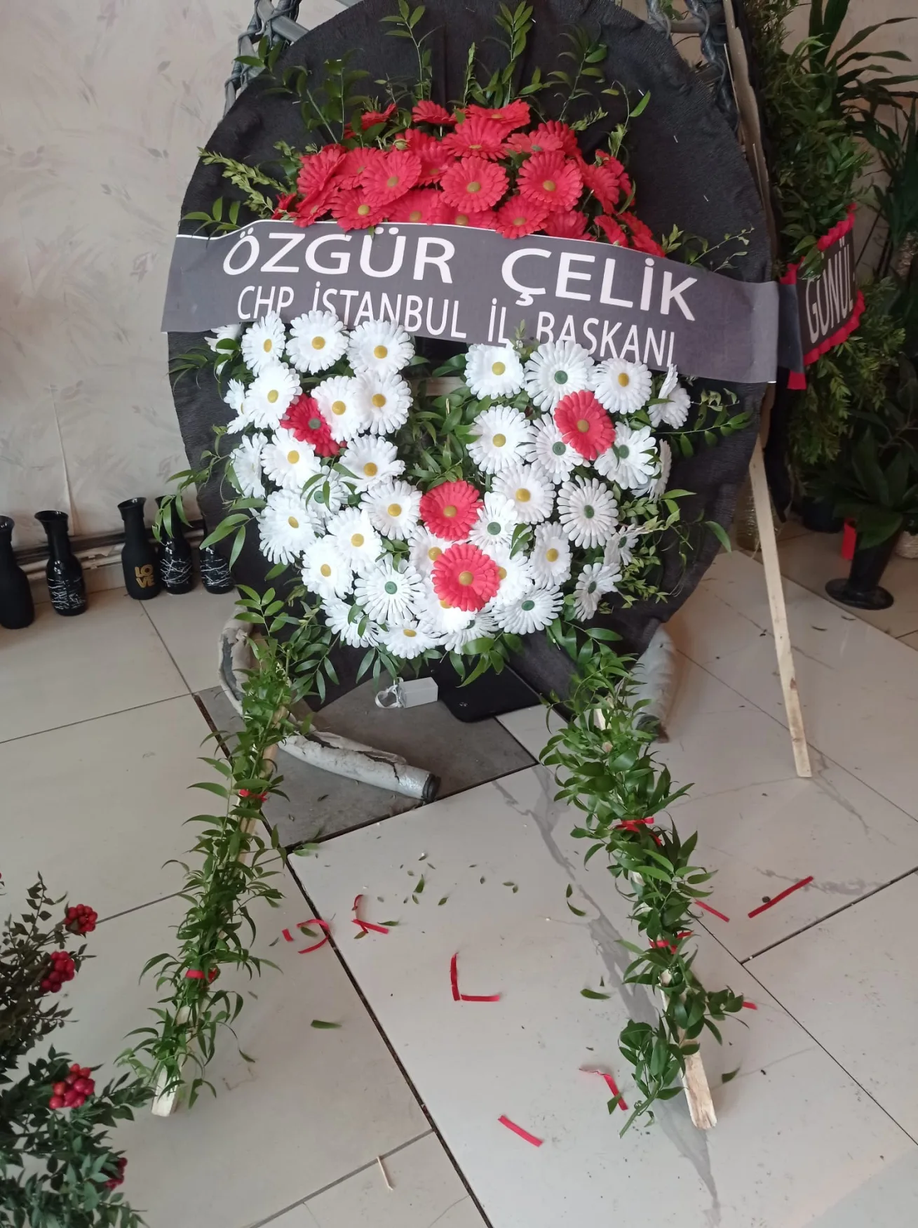 Siyah Çerçeveli Beyaz Gerbera Çelenk - Malatya Çiçekçi By Soydan