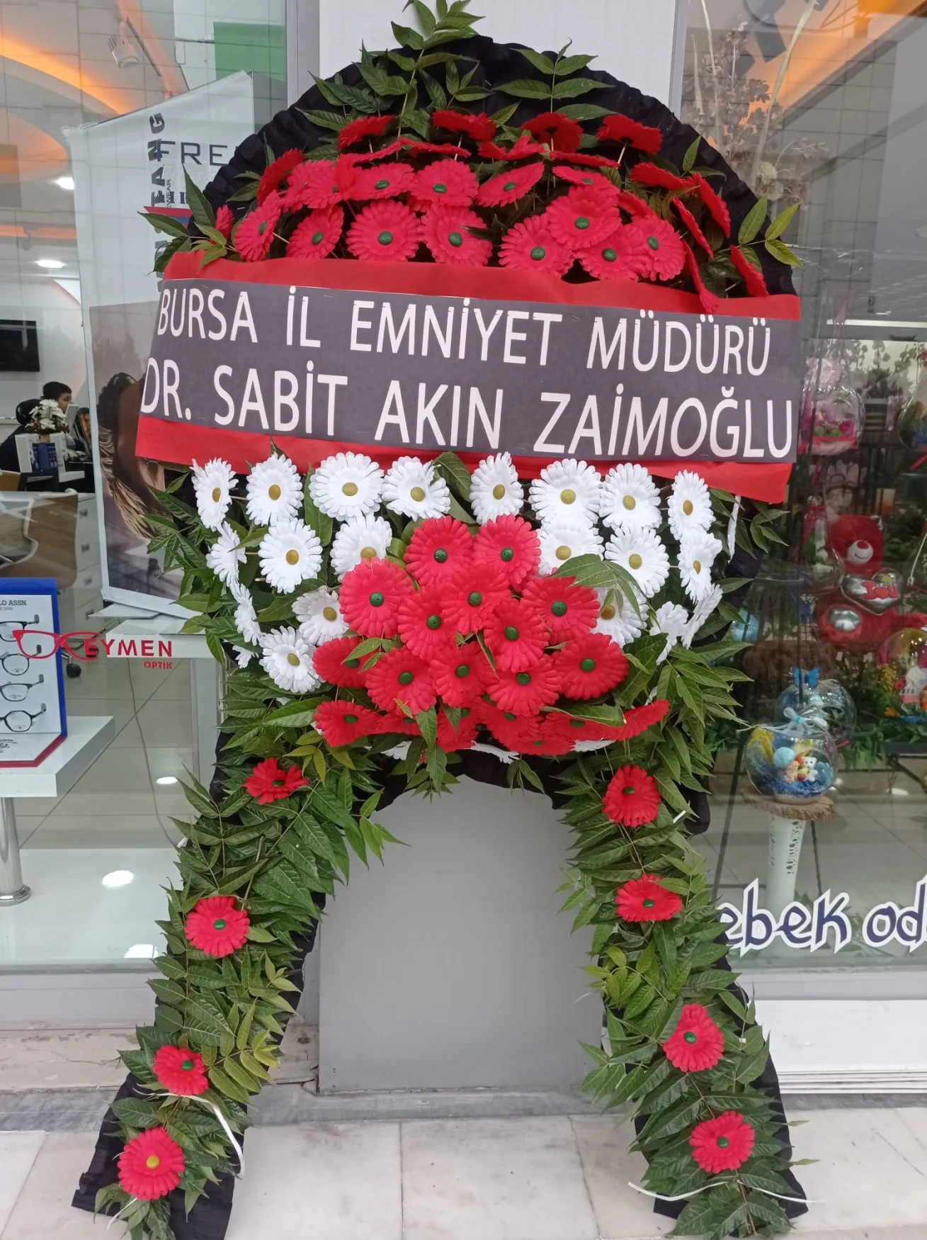 Kırmızı Beyaz Gerbera Ayaklı Çelenk - Malatya Çiçekçi By Soydan
