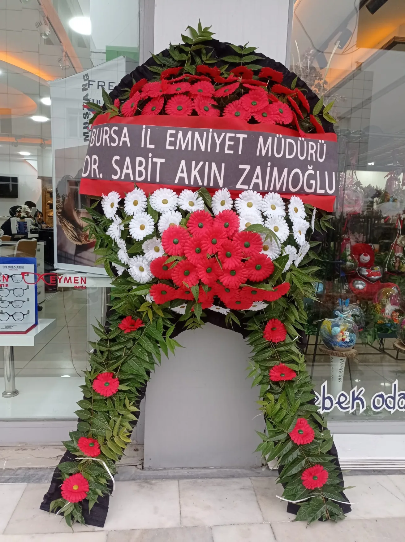 Kırmızı Beyaz Gerbera Ayaklı Çelenk - Malatya Çiçekçi By Soydan (2)