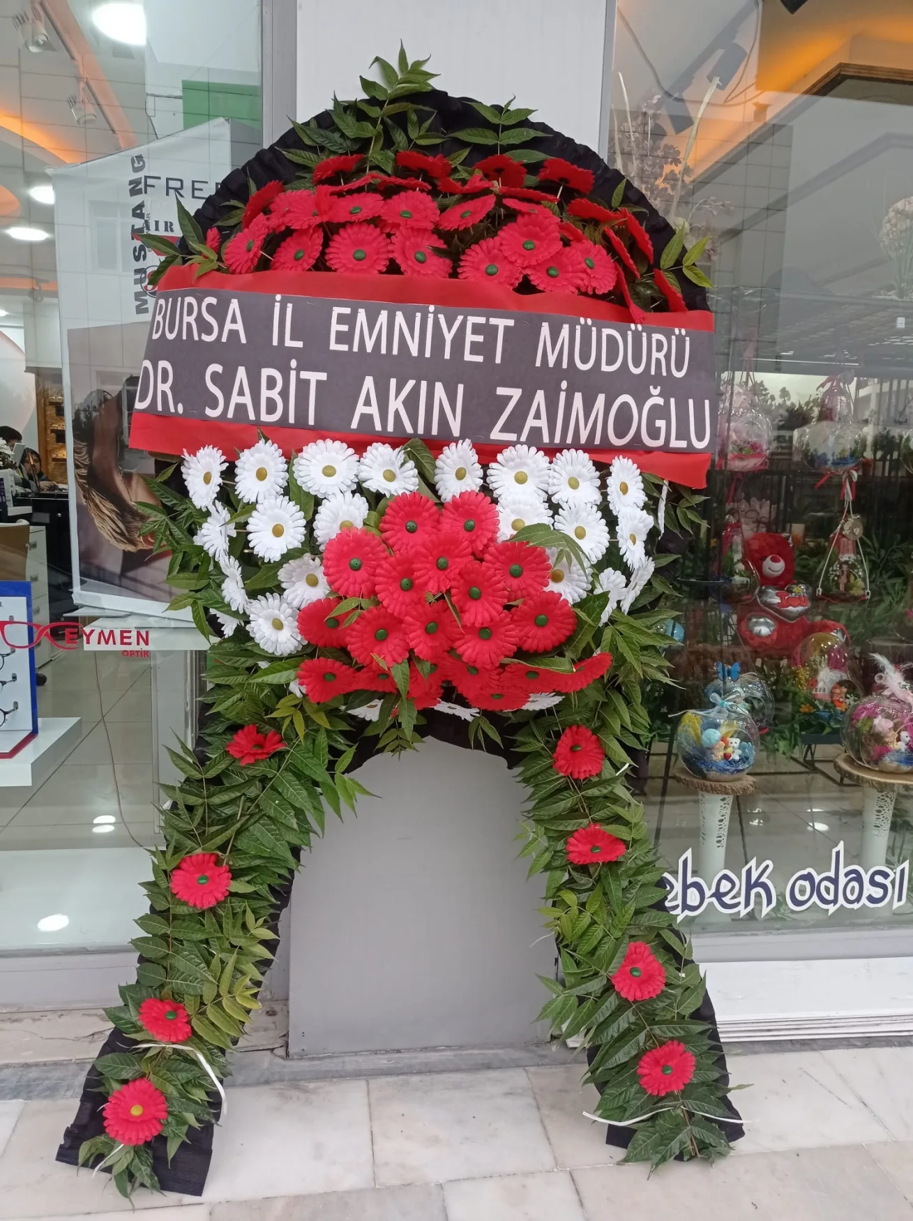 Kırmızı Beyaz Gerbera Ayaklı Çelenk - Malatya Çiçekçi By Soydan (3)