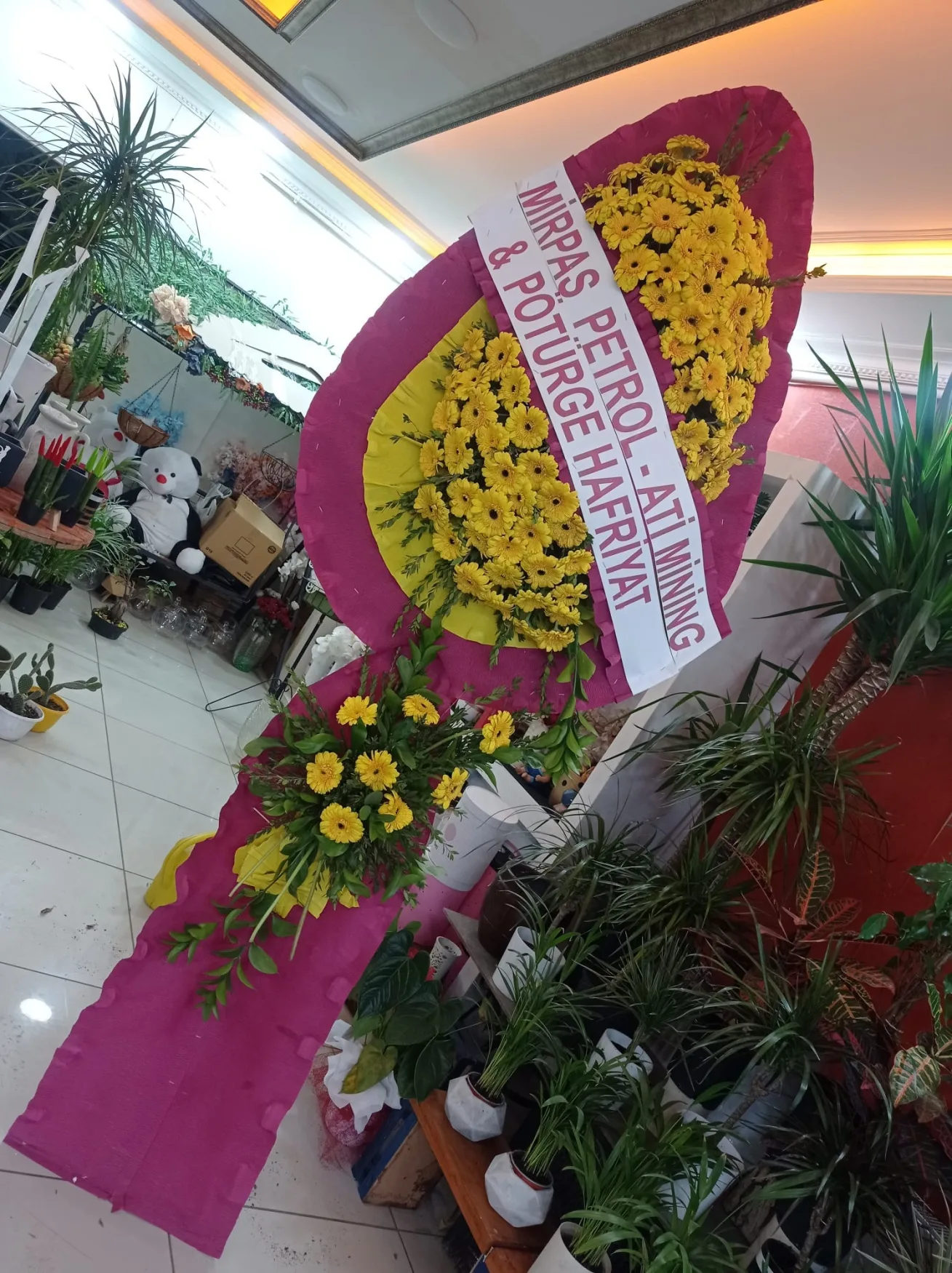 Sarı Gerbera Pembe Çerçeveli Ayaklı Sepet - Malatya Çiçekçi By Soydan