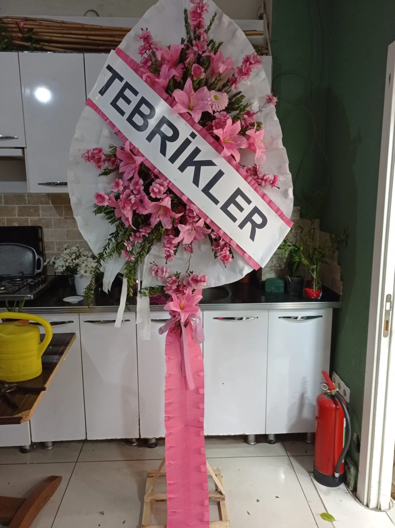 Pembe Lilyumlu Tebrikler Ayaklı Sepeti - Malatya Çiçekçi By Soydan